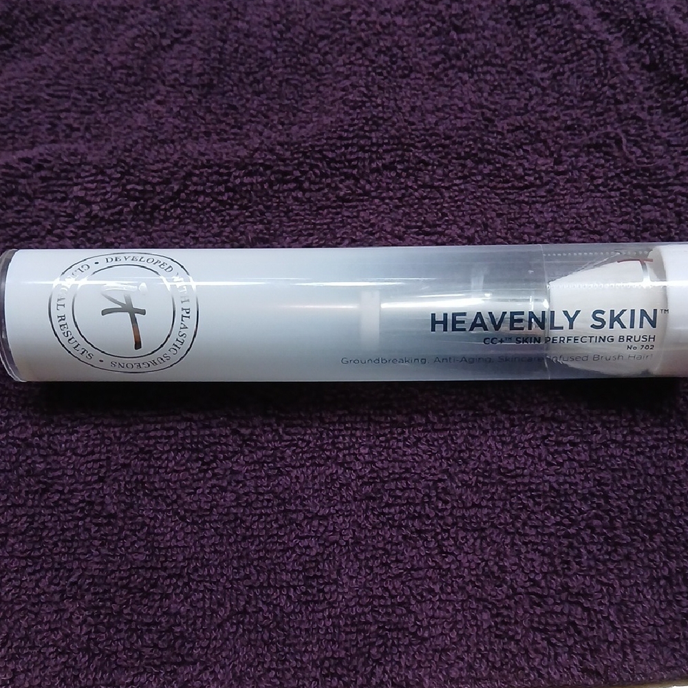 it Cosmetics Heavenly Skin CC+ Skin Perfecting Brush - White/Silver (NEW)